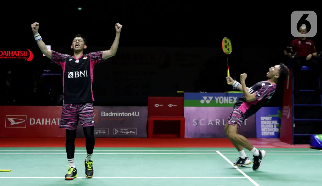 Pebulu tangkis ganda putra Indonesia, Fajar Alfian/Muhammad Rian Ardianto merayakan kemenangan atas He Ji Ting/ Zhou Hao Dong (China) pada Semifinal Indonesia Masters 2022 di Istora Senayan, Jakarta, Sabtu (11/6/2022). Fajar/Rian unggul dan melaju ke final Indonesia Masters 2022. (Liputan6.com/Helmi Fithriansyah)