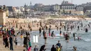 Suasana di pantai laut Mediterania saat sejumlah muslim berwisata sambil menghabiskan libur lebaran di Tel Aviv, Israel, 26 Jni 2017. (AFP PHOTO / JACK GUEZ)