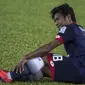 Gelandang Selangor FA, Ilham Udin, mengalami cedera saat melawan Kuala Lumpur FA pada laga Liga Super Malaysia di Stadion Kuala Lumpur, Cheras, Minggu (4/2/2018). Kuala Lumpur FA kalah 0-2 dari Selangor FA. (Bola.com/Vitalis Yogi Trisna)