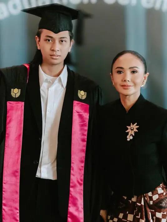 <p>Yuni Shara tampak elegan dengan atasan lengan panjang warna hitam yang terinspirasi dari beskap Jawa. Dilengkapi bros besar keemasannya. [@yunishara36]</p>