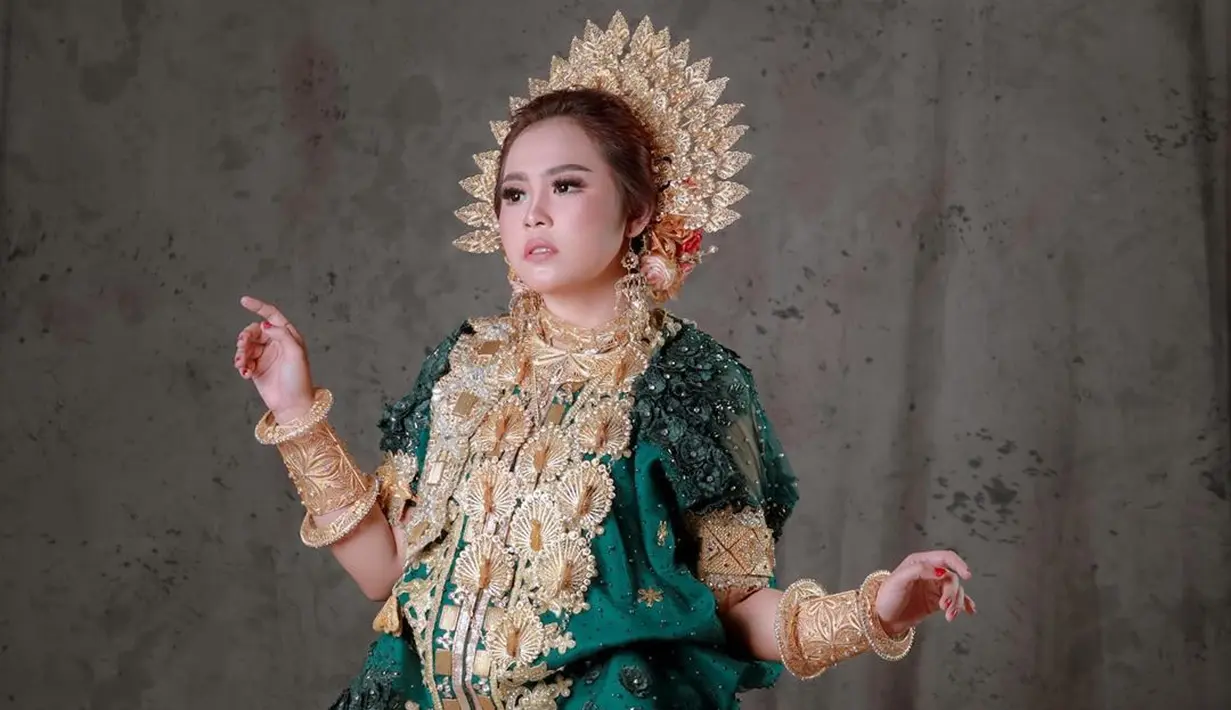 <p>Potret Selfi LIDA Kenakan Baju Adat Pengantin Bugis. (Sumber: Instagram @monopicstudio)</p>