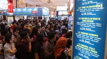 Pengunjung mencari berbagai promo jalan-jalan dalam Garuda Indonesia Travel Fair (GATF) 2018 di Jakarta Covention Centre, Jumat (5/4). Garuda Indonesia Travel Fai kembali digelar pada 6 - 8 April 2018 dengan tema More For Less. (Liputan6.com/Angga Yuniar)