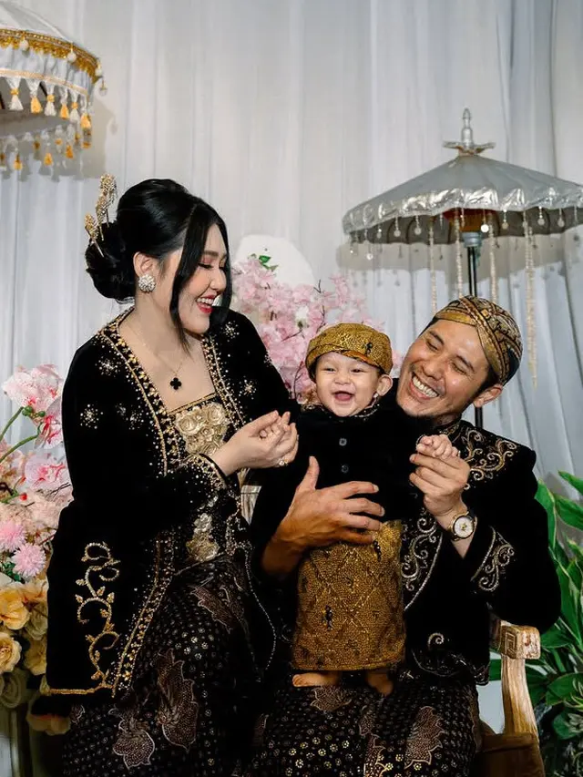Pesona Via Vallen saat Tedak Siten Adat Jawa Putranya di Usia 7 Bulan. [@viavallen]