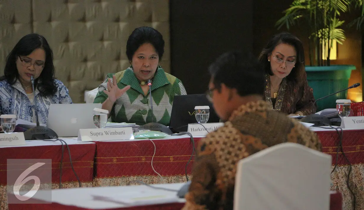 Anggota Pansel KPK, Harkristuti Harkrisnowo saat mewawancarai calon pimpinan KPK, Giri Suprapdiono  di Gedung Sekretariat Negara, Jakarta, Selasa (25/8/2015). Pada hari ini tujuh capim KPK mengikuti wawancara tahap akhir. (Liputan6.com/Faizal Fanani)