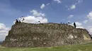 Sejumlah awak media mengabadikan gambar di reruntuhan pra Hispanik dari Zultepec - Tocoaque terletak di Mexico City, Meksiko, (18/11/2015). Para Arkeolog menemukan sebuah penemuan tentang peradaban suku Aztec. (REUTERS/Henry Romero)