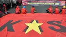 Para buruh membentangkan spanduk bertuliskan "Kaum Buruh Indonesia Hancurkan Penjajahan Gaya Baru" di depan Istana Merdeka, Jakarta, (15/9/14). (Liputan6.com/Miftahul Hayat)
