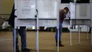 Warga mengisi surat suara mereka di tempat pemungutan suara di Washington DC, Amerika Serikat (AS), pada 27 Oktober 2020. Pemungutan suara awal (early voting) secara langsung dimulai di Washington DC pada Selasa (27/10) di 32 tempat pemungutan suara. (Xinhua/Ting Shen)