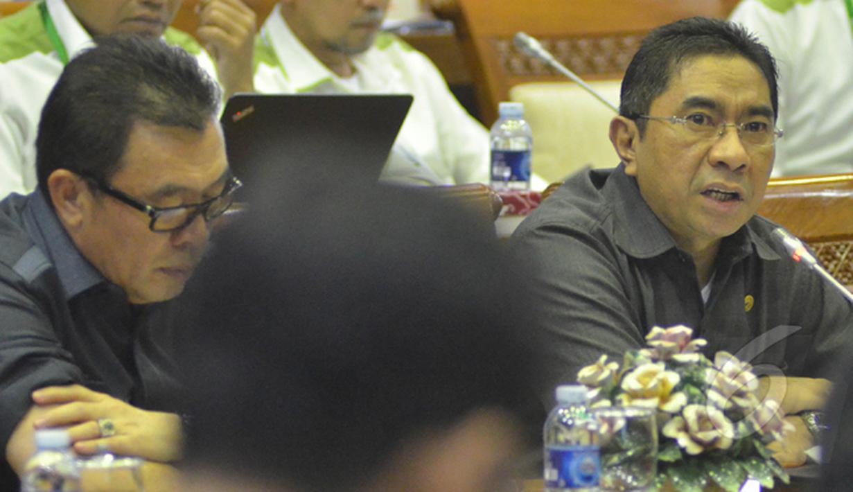 Elvyn G Masassya (kanan) memberikan penjelasan saat Rapat Dengar Pendapat dengan Komisi IX DPR RI, Jakarta, Senin (26/1/2015). (Liputan6.com/Andrian M Tunay)