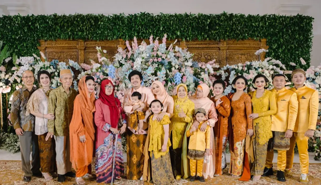 Itulah detail gaya kompak Aurel dan Ameena yang bisa kamu tiru bersama si kecil. (Instagram/attahalilintar).