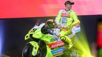 Pembalap MotoGP, Fabio Di Giannantonio menaiki motornya dalam launching tim Pertamina Enduro VR46 yang berlangsung di Balai Kartini, Jakarta, Sabtu (25/01/2025). (Bola.com/Bagaskara Lazuardi)