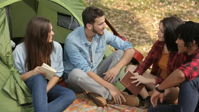 Menunjukkan Rasa Bangga dengan Pasangannya