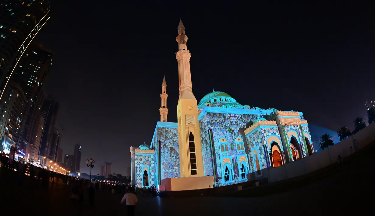 Lampu warna-warni menerangi Masjid Al-Noor selama Festival Cahaya Sharjah di Uni Emirat Arab pada 7 Februari 2020. Festival yang diselenggarakan setiap tahundan sudah memasuki tahun kesepuluh ini sukses memikat wisatawan lokal maupun asing. (Photo by GIUSEPPE CACACE / AFP)