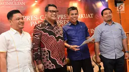 Ketua DPP Partai Golkar Ace Hasan Syadzily, Wakil Sekjen DPP PDI Perjuangan Eriko Sotarduga, Sekjen DPP Partai Demokrat Hinca Pandjaitan dan  Aditya Perdanan saat rilis survey di Jakarta, Kamis (10/5). (Liputan6.com/Pool/Wening)