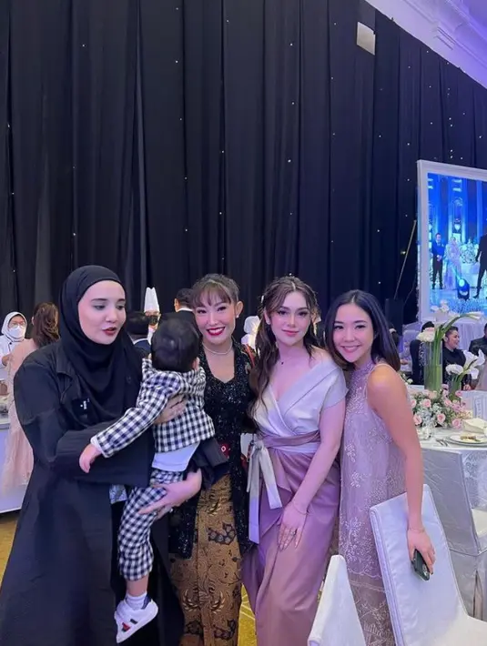 Celine Evangelista memilih off shoulder dress dengan detail kerah rendah di resepsi Kiky Saputri. [@celine_evangelista].