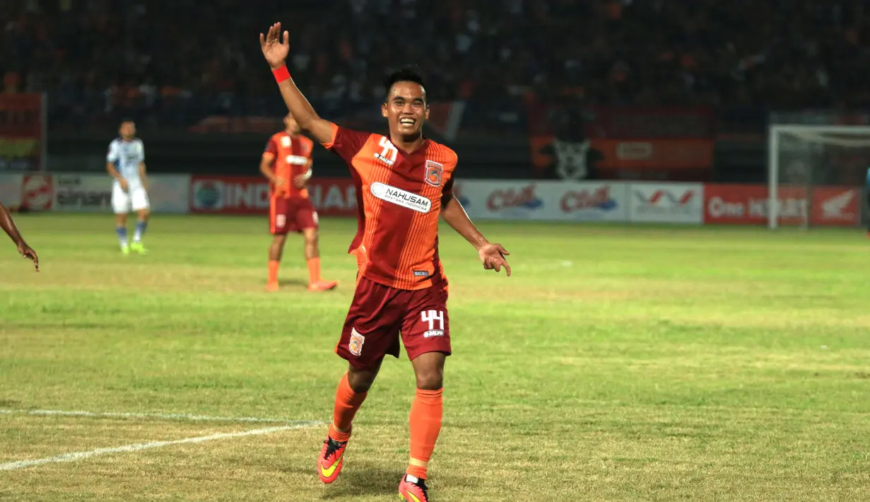 Ekspresi pemain Borneo FC, Arpani, setelah mencetak gol pertama ke gawang Persib dalam laga leg pertama perempatfinal Piala Presiden 2015 di Stadion Segiri, Samarinda, Minggu (20/9/2015). (Bola.com/M. Ridwan)