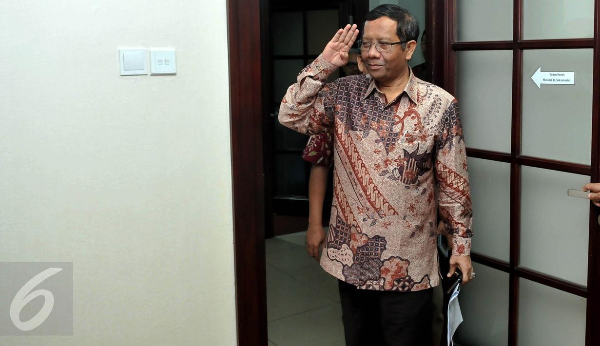 Mantan Ketua MK Mahfud MD selaku perwakilan Asosiasi Pengajar Hukum Tata Negara (HTN) dan Hukum Administrasi Negara (HAN) saat mengunjungi Ketua MPR Zulkifli Hasan di Kompleks Parlemen, Senayan, Jakarta, Selasa (13/10). (Liputan6.com/Johan Tallo)