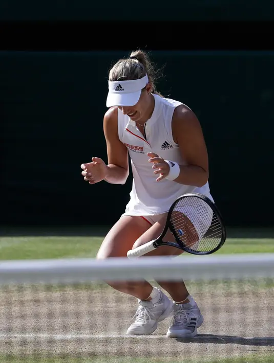 Petenis Jerman, Angelique Kerber melepaskan raketnya usai mengalahkan petenis AS, Serena Williams pada final tunggal putri kejuaraan Tenis Wimbledon 2018 di London, (14/7). Kerber menang atas Williams 6-3,6-3. (AP Photo/Ben Curtis)