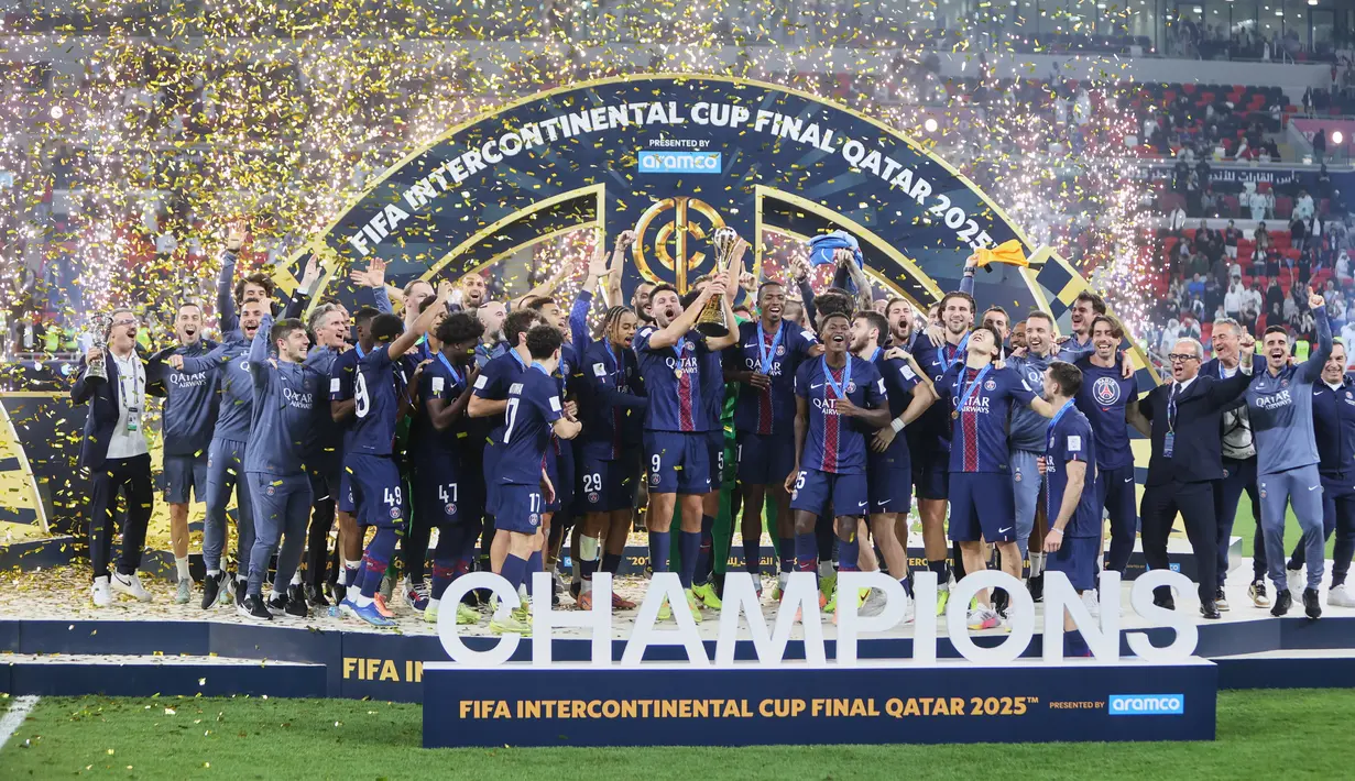 Para pemain PSG melakukan selebrasi setelah memastikan diri menjadi juara Piala Intercontinental 2025 di Ahmad bin Ali Stadium, Al-Rayyan, Qatar pada Kamis (18/12/2025) dini hari WIB. (AP Photo/Hussein Sayed)