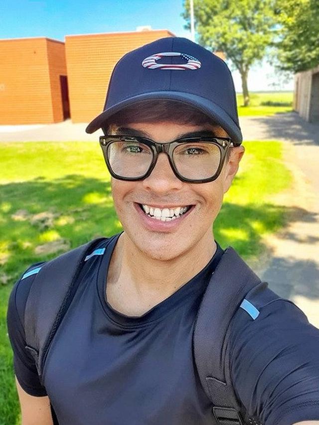 berusia 53 tahun, pria ini tampak sangat awet muda