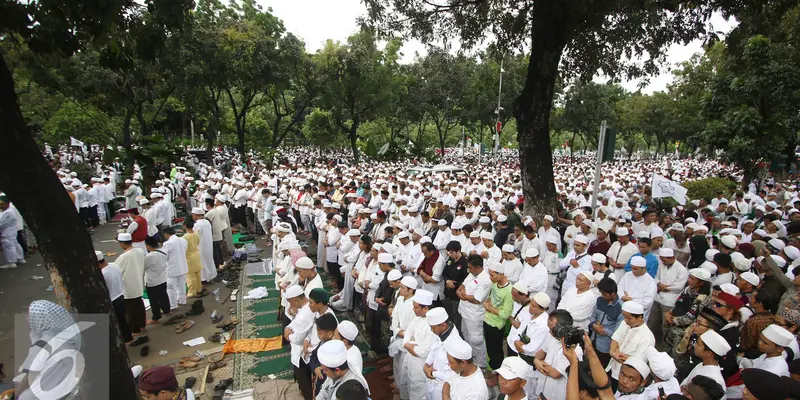 20161014- Massa Gabungan Ormas Islam Sempatkan Salat Saat Demo Ahok-Jakarta- Immanuel Antonius