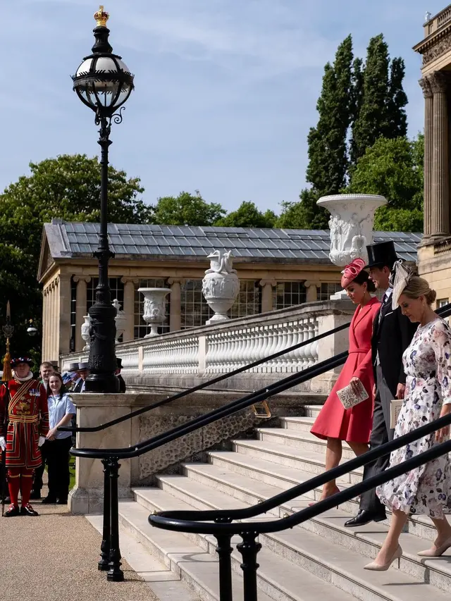 Penampilan Merona Kate Middleton dengan Heels Rp7jutaan di Pesta Kebun Kerajaan Inggris