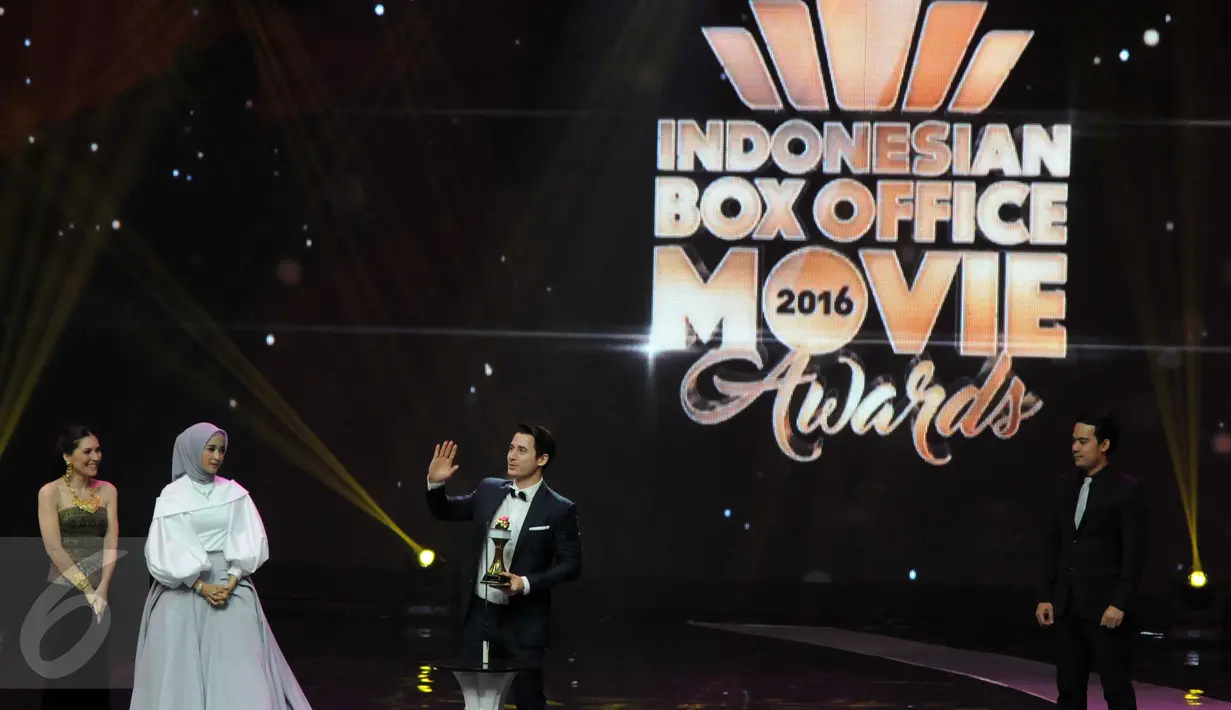 Aktor Nino Fernandez saat menerima  penghargaan sebagai Pemeran Pendukung Pria Terbaik dalam ajang Indonesia Box Office Movie Awards (IBOMA) 2016, Jakarta, Kamis (17/3). (Liputan6.com/Helmi Afandi)