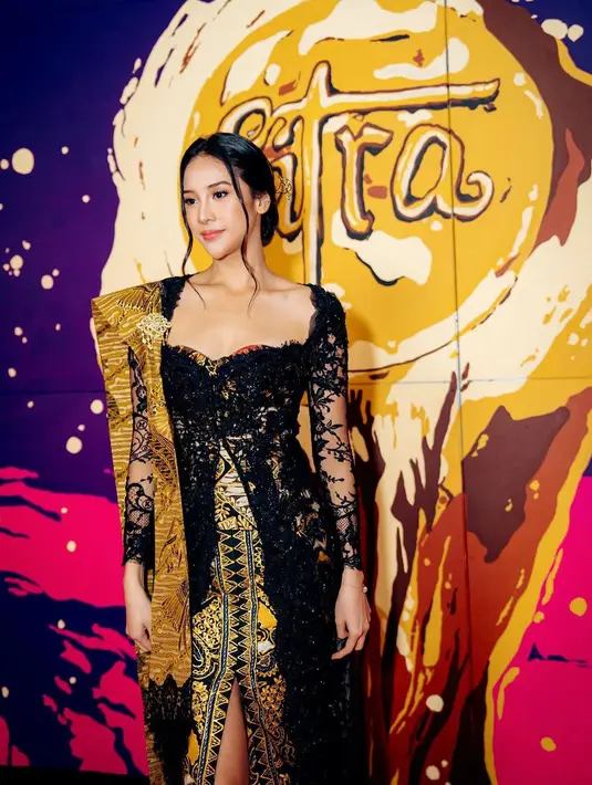 <p>Pada acara FFI 2022 Anya Geraldine tampil anggun dalam balutan kebaya hitam. Dipadu dengan rok batik high slit dan selendang karya Anne Avantie penampilannya memberi kesan elegan. [Instagram/anyageraldine]</p>