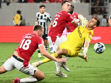 Pemain Wrexham Sam Dalby (kiri) mencetak gol ke gawag Manchester United pada pertandingan sepak bola persahabatan pramusim di Stadion Snapdragon, San Diego, California, Amerika Serikat, 25 Juli 2023. (Patrick T. Fallon/AFP)