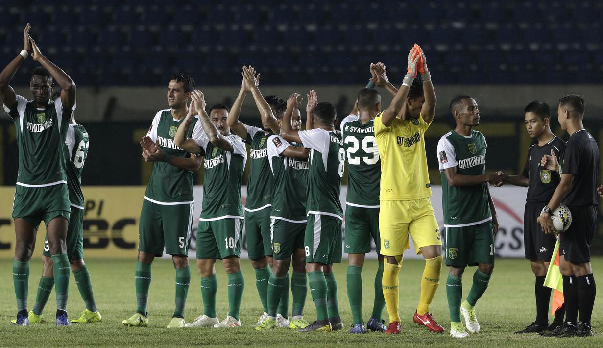 Para pemain Persebaya Surabaya merayakan kemenangan atas Perseru Serui pada laga Piala Presiden 2019 di Stadion Si Jalak Harupat, Bandung, Sabtu (2/3). Persebaya menang 3-2 atas Perseru. (Bola.com/Yoppy Renato)