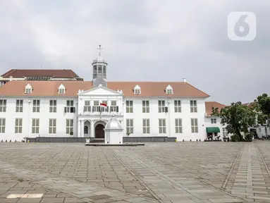 Suasana area Museum Fatahillah yang sepi di kawasan wisata Kota Tua, Jakarta, Sabtu (15/5/2021). Pemerintah Provinsi DKI Jakarta menutup kawasan wisata Kota Tua hingga 16 Mei 2021. (Liputan6.com/Faizal Fanani)