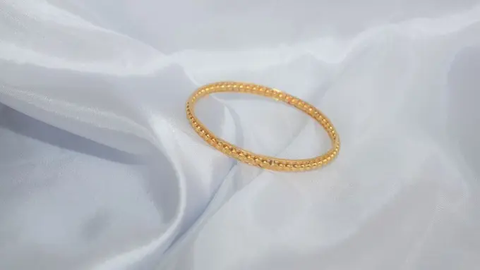 Ilustrasi Model Gelang Emas Timeless (Credit: Imam Kurniawan/Unsplash)