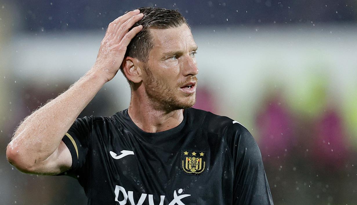 Jan Vertonghen. Bek tengah berusia 35 tahun ini sebelumnya menghabiskan seluruh kariernya di luar Belgia dengan membela Ajax Amsterdam, RKC Waalwijk, Tottenham Hotspur dan Benfica mulai 2006/2007 hingga 2021/2022. Sejak awal musim 2022/2023 ia memutuskan pulang ke Belgia dengan bergabung bersama RSC Anderlecht. Musim ini ia baru tampil 4 laga di semua ajang dengan torehan 1 gol. (AFP/Belga/Bruno Fahy)