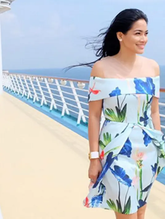 Titi Kamal penyuka treveling terlihat cantik diatas kapal. Artis 34 tahun ini banyak belajar dengan kehidupan orang-orang yang di datangi. (Foto: Instagram/@titi_kamall)