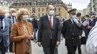 Perdana Menteri Prancis Jean Castex (tengah) mengunjungi Kota Lille di Prancis, Senin (3/8/2020). Otoritas Prancis memerintahkan warga untuk mengenakan masker di tempat umum outdoor saat penyebaran COVID-19 semakin cepat dan jumlah pasien kembali melonjak. (Xinhua/Sebastien Courdji)