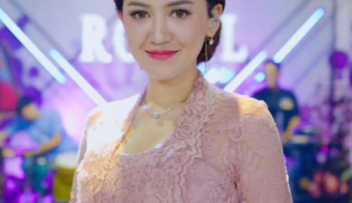 Melalui tangan MUA Oyik, wajah Happy dipoles dengan makeup flawless. Mengaplikasikan blush on dan lipstik tipis. Dan bulu mata panjangnya.  [@happy_asmara77]