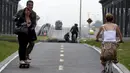 Pengguna Skateboard melintasi jalur yang telah disediakan selama "No Car Day" di Bogota, Kolombia (4/2/2016). Selama " No Car Day" Jalur ini juga dapat dilalui para pengguna sepatu roda dan skateboard. (REUTERS/John Vizcaino)