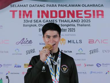Atlet Wushu, Edgar Xavier Marvelo, berpose setelah acara penyambutan atlet SEA Games 2025 di Bandara Soekarno-Hatta, Tangerang, Selasa (16/12/2025). (Bola.com/M Iqbal Ichsan)