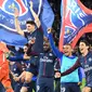 Para pemain PSG merayakan gelar juara Ligue 1 usai mengalahkan AS Monaco di Stadion Parc des Princes, Prancis, Minggu (15/4/2018). PSG menang 7-1 atas Monaco. (AFP/Christophe Archambault)