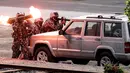 Militer UEA unjuk kebolehan saat Pameran Pertahanan Internasional (IDEX) di Abu Dhabi, Minggu (19/2). Panitia IDEX 2017 menyebut pameran ini dikunjungi lebih dari 150 delegasi negara dan lebih dari 100 ribu pakar. (AFP PHOTO/ KARIM SAHIB)