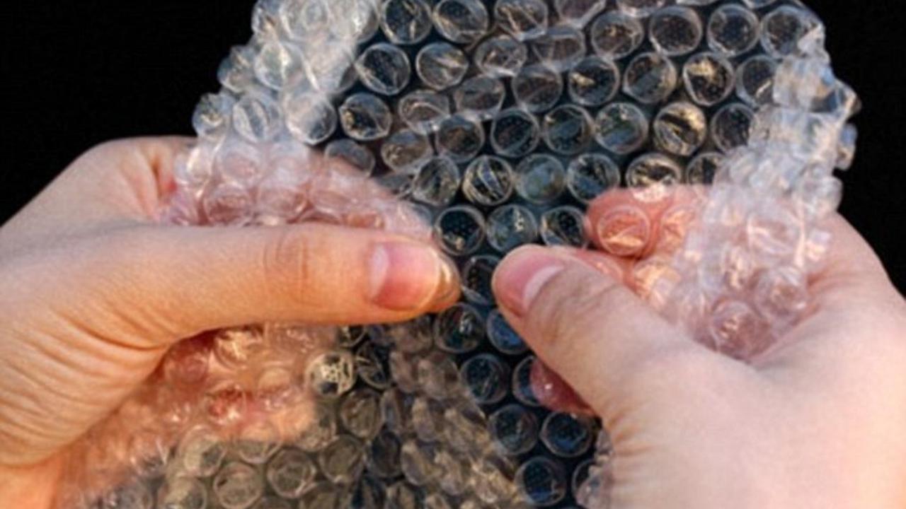 [Bintang] Meletuskan Bubble Wrap Bisa Jadi Obat Stres Paling Murah Sedunia!