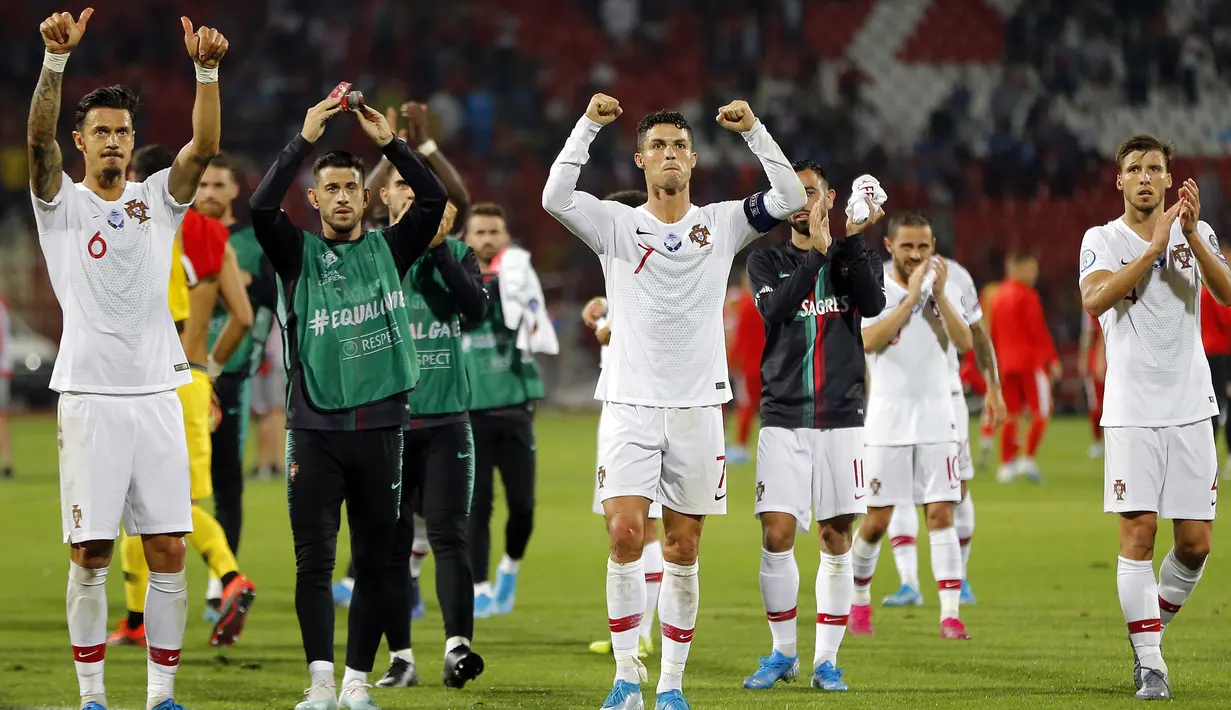 Striker Portugal, Cristiano Ronaldo, menyapa suporter seusai mengalahkan Serbia pada laga Kualifikasi Piala Eropa 2020 di Belgrade, Sabtu (7/9). Serbia kalah 2-4 dari Portugal. (AFP/Pedja Milosavljevic)
