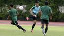 Pemain Timnas Indonesia, I Putu Gede, mengontrol bola saat sesi latihan di Stadion Bishan, Singapura, Rabu (7/11). Latihan Timnas ini merupakan persiapan jelang laga melawan Singapura pada Piala AFF 2018. (Bola.com/M Iqbal Ichsan)