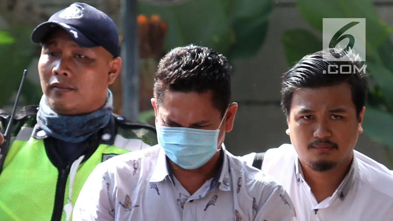 Kenakan Masker, Kepala Kantor Imigrasi Mataram Tiba di Gedung KPK