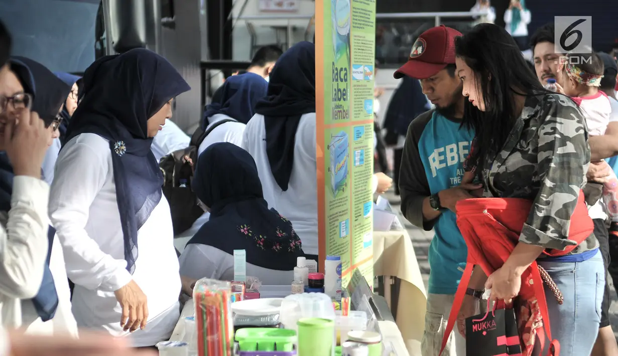 Petugas Badan Pengawasan Obat dan Makanan (BPOM) mensosialisasikan kepada warga jenis makanan dan produk kosmetik saat peringatan HUT ke-18 BPOM di Sarinah, MH Thamrin, Jakarta, Minggu (10/2). (Merdeka.com/Iqbal S. Nugroho)