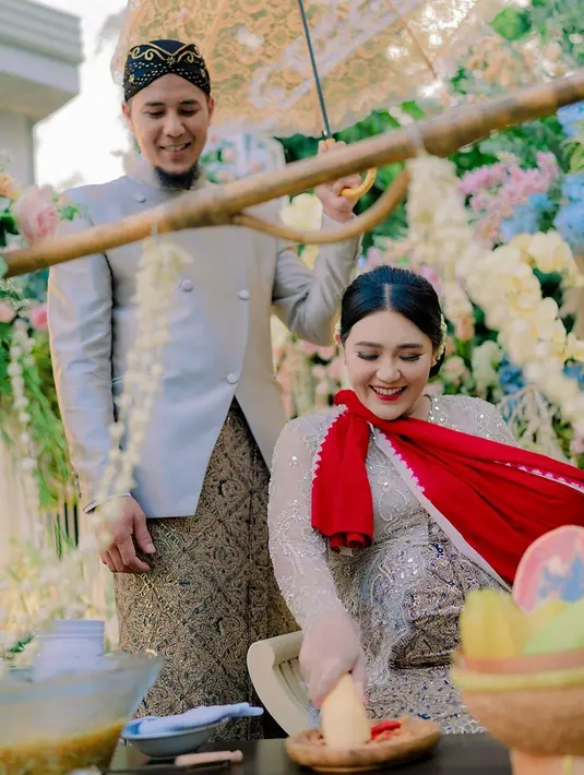 Momen saat Via Vallen tengah berjualan rujak juga tak lepas dari sorotan. Dirinya tetap terlihat memesona dengan kebaya bernuansa cokelat. (Liputan6.com/IG/@viavallen)