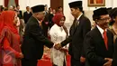 Presiden Jokowi memberi ucapan selamat kepada Dubes Indonesia untuk Mesir Helmy Fauzy usai pelantikan di Istana Negara, Jakarta, Kamis (25/2). 10 Dubes tersebut akan mewakili pemerintah Indonesia di berbagai negara sahabat. (Liputan6.com/Faizal Fanani)