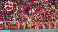 Suporter Indonesia saat melawan Uni Emirat Arab (UEA) pada laga Asian Games di Stadion Wibawa Mukti, Jawa Barat, Jumat (24/8/2018). (Bola.com/Vitalis Yogi Trisna)