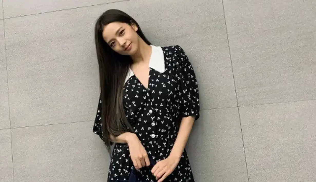Jisoo BLACKPINK juga sering membagikan foto dirinya mengenakan busana bersiluet feminin. Entah itu dress dengan ruffles atau motif bunga kecil-kecil. Bisa jadi inspirasi tampil lebih feminin, namun tetap terlihat elegan. Foto: Instagram.