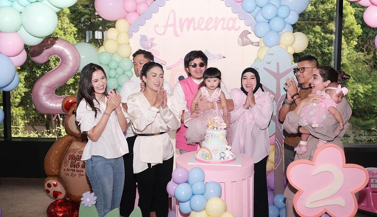 Sarah dan KD tampak berpose bahagia saat menyanyikan lagu selamat ulang tahun untuk Ameena. Sudah menjalin hubungan selama empat tahun dengan Azriel Hermansyah, kedekatan KD dan Sarah pun tak perlu diragukan lagi. Bahkan, Sarah pun sudah dianggap seperti bagian dari keluarga. (Liputan6.com/IG/@krisdayantilemos)