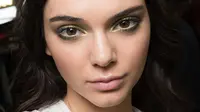 Kembalinya Eyeshadow Metalik di Dunia Fesyen